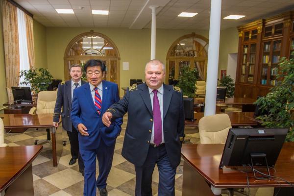Выпускник Горного университета, первый Президент Монголии Пунсалмаагийн Очирбат осматривает реконструированную библиотеку вуза