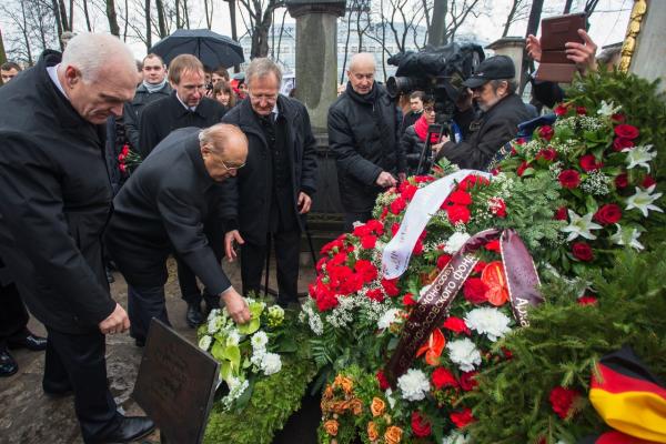 Церемония возложения венков к могиле М.В.Ломоносова. Слева направо: ректор Горного университета Владимир Литвиненко, ректор МГУ Виктор Садовничий, проректор Университета Марбурга Ульрих Хубертус Керт, ректор Фрайбергской горной академии Берндт Майер 