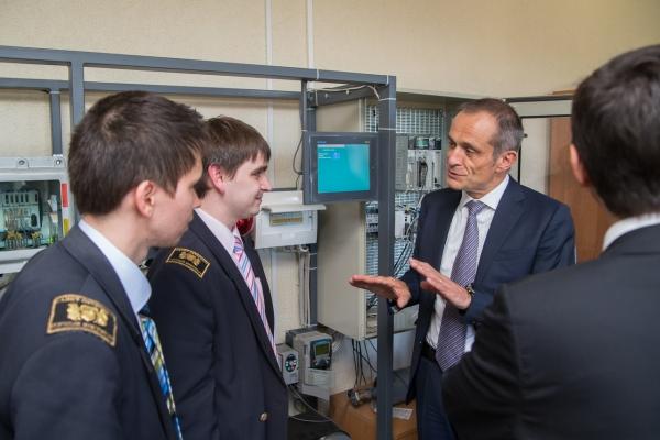 Президент компании Schneider Electric Жан-Паскаль Трикуар в лаборатории автоматических систем управления (АСУТ и АСУТП)
