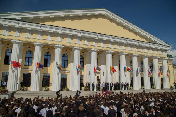 1 сентября. Главный вход в Горный университет. Торжественное собрание, посвященное Дню знаний