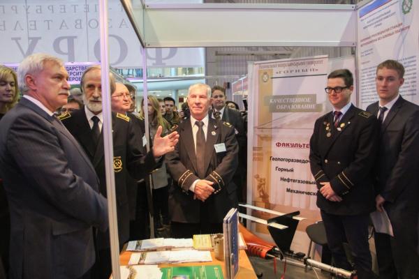 20 ноября. Губернатор Санкт-Петербурга Георгий Полтавченко осматрвает стенд Горного университета на выставке в Ленэкспо, проходящей в рамках Образовательного форума