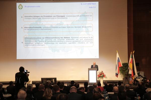 Дюссельдорф. IХ конференция Российско-Германского сырьевого форума. Установочный доклад ректора Владимира Литвиненко «Оценка состояния российско - германских отношений в сырьевой сфере»