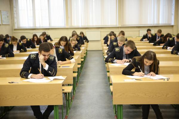Строительный факультет. Студенты второго курса сдают экзамен по предмету "Основы строительства горных предприятий"