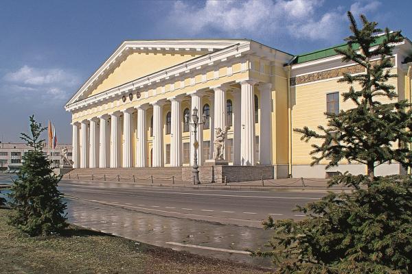 Фасад главного корпуса со стороны набережной Лейтенанта Шмидта.