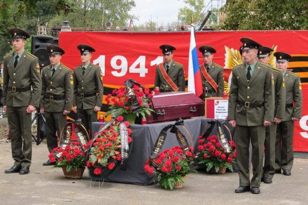 Торжественная церемония захоронения останков выпускника Горного университета Бориса Чернышева, погибшего летом 1941 года в боях за Ленинград. Его прах был обнаружен поисковым отрядом весной 2013 года