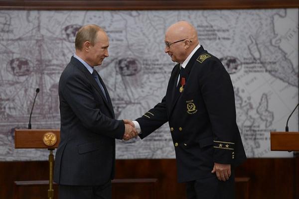 Президент России Владимир Путин вручает орден "За заслуги перед Отечеством" IV степени заведующему кафедрой бурения скважин Николаю Васильеву